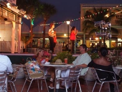 Couple at dinner listening to live music