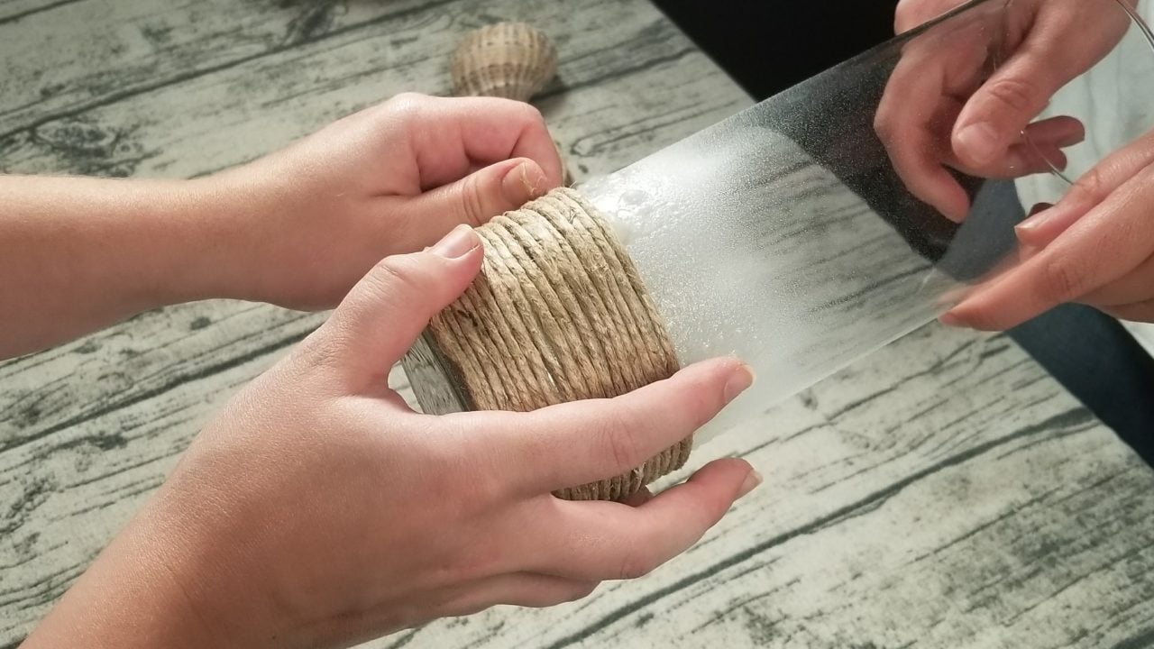 Wrapping hemp rope around the vase