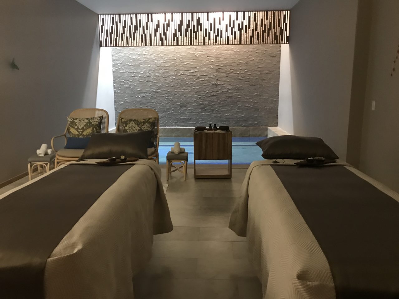 Massage tables and hydrotherapy bath in Se Spa