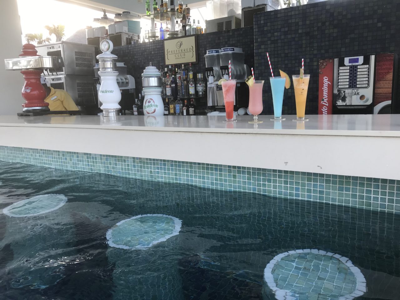 Drinks on swim up pool bar 